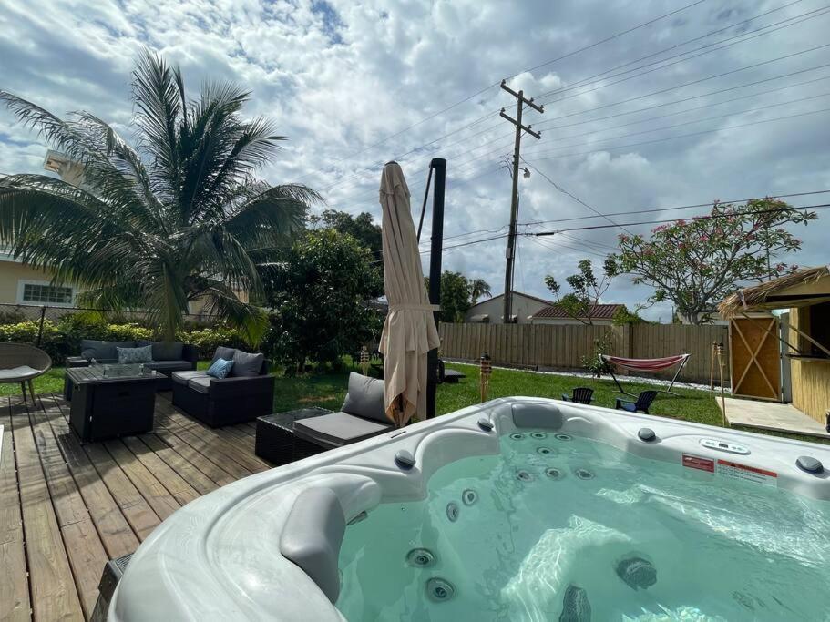 Hot Tub, Tiki Bar, Outdoor Shower, Near Intercoastal Waterway! West Palm Beach Zewnętrze zdjęcie